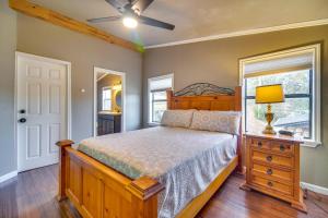 une chambre avec un lit et une fenêtre dans l'établissement Private Dock Grand Lake Family Home, à Eucha