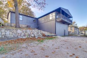 un immeuble gris avec un balcon et un arbre dans l'établissement Private Dock Grand Lake Family Home, à Eucha