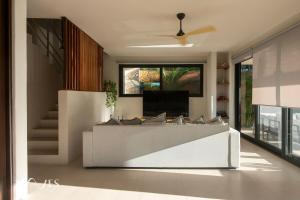 ein Wohnzimmer mit Sofa und Fernseher in der Unterkunft Casa Hormiga · Refugio c/vista al mar y Alberca in Puerto Escondido