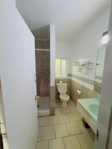 Koupelna v ubytování Parklane Motel + 9 fotografií