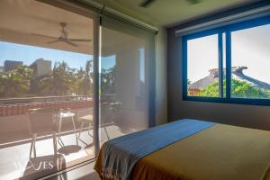 Schlafzimmer mit einem Bett und einem großen Fenster mit Aussicht in der Unterkunft Casa Hormiga · Refugio c/vista al mar y Alberca in Puerto Escondido + 25 Fotos