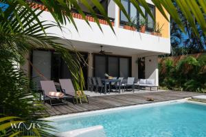 eine Villa mit Swimmingpool und ein Haus in der Unterkunft Casa Hormiga · Refugio c/vista al mar y Alberca in Puerto Escondido