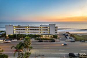 ein Hotel mit Parkplatz direkt am Meer in der Unterkunft Aquareve in Malibu Beach