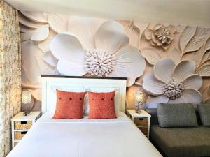 ホノルルにあるMarine Surf 13th Renovated with Small Parking Spaceの白いベッドとソファのある寝室