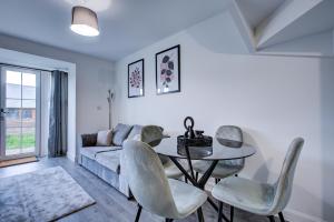 达特福德NEW! 5BR Gem by Prime Vault Properties, Town Centre Near Train Station with Driveway Parking的带沙发、桌子和椅子的客厅 更多19张照片