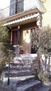una casa con escaleras delante de una ventana en Ferienhaus In Salò Mit Grill, Terrasse Und Garten, en Saló