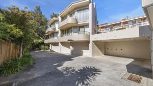 an apartment building with a parking lot in front of it at Sandpiper 4 - Great Location in Avoca Beach
