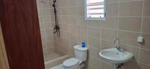 Ένα μπάνιο στο Ecofriendly Apartment in Gated Residence