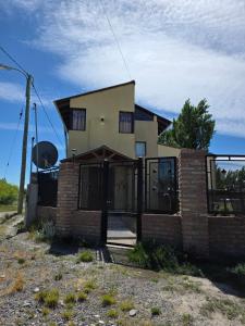 ペリト・モレノにあるAlojamiento Timoteaの門前の家