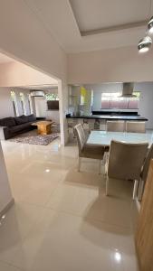 a kitchen and living room with a table and chairs at Casa ampla e confortável próxima ao shopping pátio in Boa Vista
