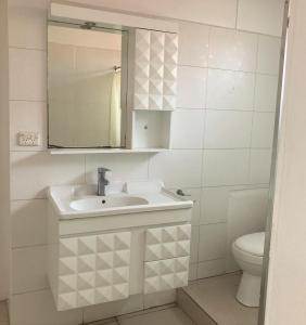 Ένα μπάνιο στο Bayview Apartments +8 φωτογραφίες