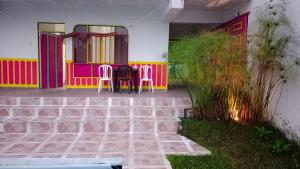 two chairs and a table in front of a house at Finca El Turpial in Ulloa