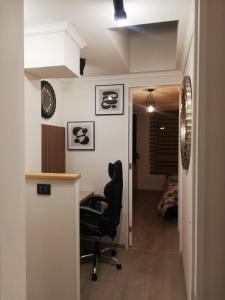 ein Büro mit einem Schreibtisch und einem Stuhl in einem Raum in der Unterkunft Casa Boutique, Lujo, Seguridad y Privacidad Total in Coquimbo