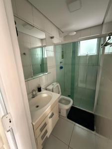 een badkamer met wastafel, douche en toilet bij King Midas in Guarujá