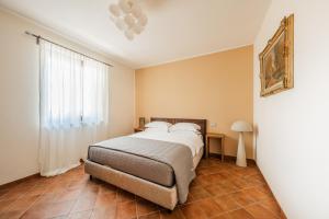 a bedroom with a large bed and a window at Casa Nizza D'Oro in Castelnuovo