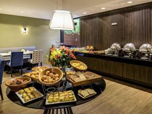 een buffet van eten op een tafel in een hotelkamer bij Novotel Florianopolis in Florianópolis