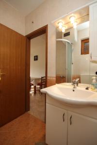 Ένα μπάνιο στο Apartment Vis 2435a