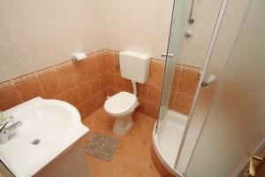 Ένα μπάνιο στο Apartment Vis 2435a