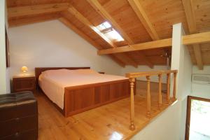 Ένα ή περισσότερα κρεβάτια σε δωμάτιο στο Apartment Vis 2435b