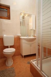 Ένα μπάνιο στο Apartment Vis 2435b