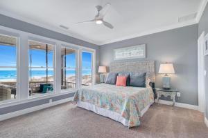 una camera da letto con un letto con vista sull'oceano di One Particular Harbor a Gulf Shores