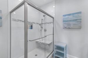 una doccia con una porta in vetro in un bagno di One Particular Harbor a Gulf Shores Altre 40 foto