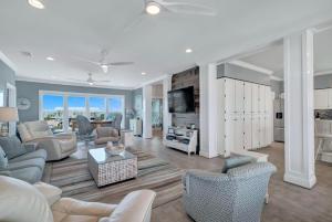 un soggiorno con divano, sedie e TV di One Particular Harbor a Gulf Shores