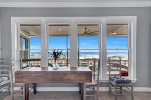 una sala da pranzo con tavolo e vista sull'oceano di One Particular Harbor a Gulf Shores