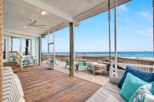 una veranda schermata con vista sull'oceano di One Particular Harbor a Gulf Shores
