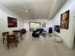 Χώρος καθιστικού στο Bayview Apartments