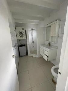 Ένα μπάνιο στο Bayview Apartments