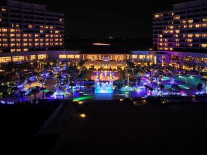 uma vista para um edifício com luzes à noite em Ryukyu Hotel & Resort Nashiro Beach em Itoman