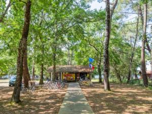 a park with bikes parked in front of a building at Chalet 34m² 6 Pers - Terrasse et Salon de Jardin - API-1-52-708 in Sainte-Eulalie-en-Born