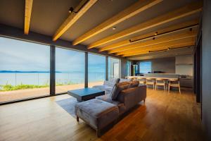 ein Wohnzimmer mit Sofa und Tisch in der Unterkunft the SHIHACHI  + 50 Fotos