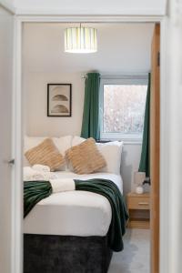 Voodi või voodid majutusasutuse 4 bed house in the heart of Brixton - Garden & Parking toas