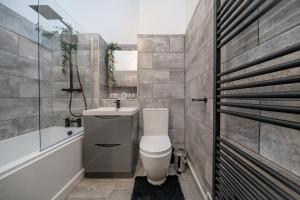 Vannituba majutusasutuses 4 bed house in the heart of Brixton - Garden & Parking +12 fotot