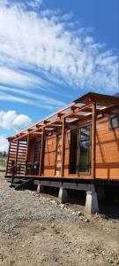 une maison en bois posée sur un tas de gravier dans l'établissement Cabañas La Patagona y el Chilote, à Llau-Llao