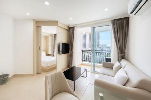 Μια τηλεόραση ή/και κέντρο ψυχαγωγίας στο 芭提雅市中心Olympus 水系公寓酒店 健身房 步行街 海滩附近 一居室