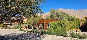 皮斯科艾齐Refugios Pisco Elqui Lodge的一座小木屋,以群山为背景