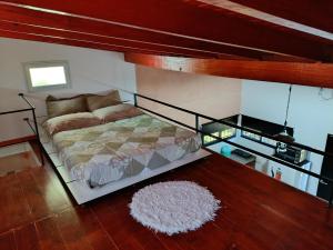 een slaapkamer met een bed en een glazen tafel bij Coco's Bamboo in General Pacheco