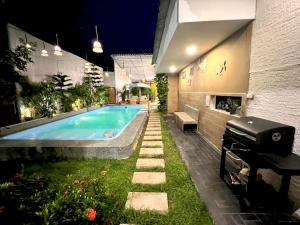 ein Swimmingpool im Hinterhof eines Hauses in der Unterkunft Casa Greemat 3Habs con AC, piscina y a pasos del mar in Zorritos + 52 Fotos