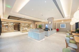 JI Hotel Shanghai Wujiaochang Changhai Hospital في شانغهاي: لوبي صيدلية مع كونتر وكراسي