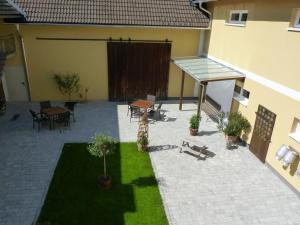 Budova, kde se apartmán nachází + 4 fotografie