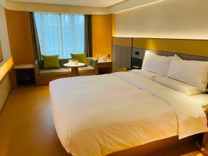 Ένα ή περισσότερα κρεβάτια σε δωμάτιο στο JI Hotel Shanghai Xintiandi South Xizang Road