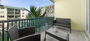 Balkón nebo terasa v ubytování Lovely Apartment with 24h security - walking distance to beach, downtown, shops and restaurants