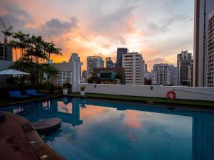 Бассейн в Grand Mercure Bangkok Asoke Residence или поблизости