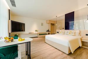 Η κουζίνα ή μικρή κουζίνα στο Huazhu Luxury Taishan Waterfront Green Willow B&B