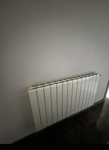 un radiador blanco sentado a un lado de una pared en wwaallee, en Kutaisi