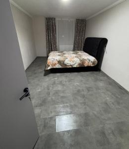 Un dormitorio con una cama en la esquina de una habitación. en wwaallee, en Kutaisi