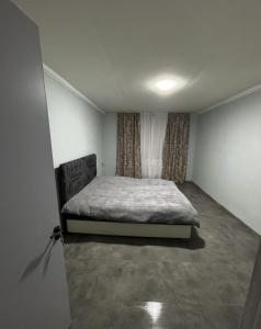 Un dormitorio pequeño con una cama en una habitación. en wwaallee, en Kutaisi